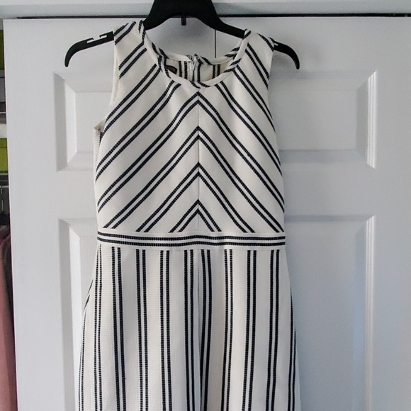 COVINGTON CREAM AND BLACK DRESS - Picture 2 of 4